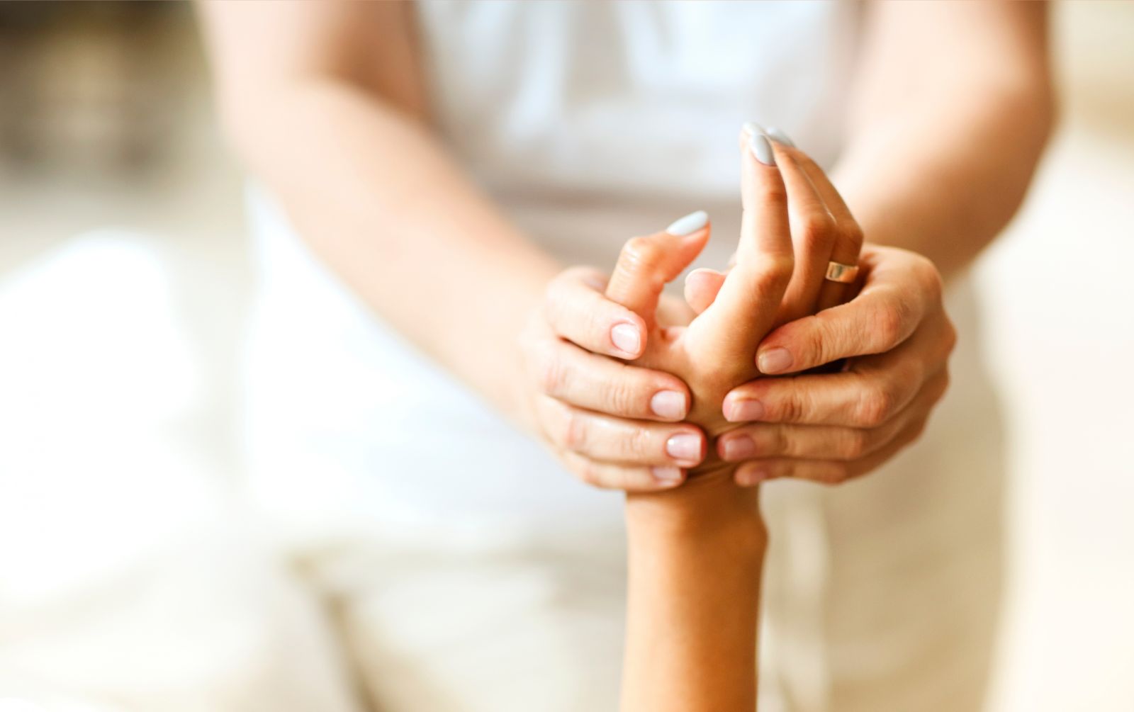 DƯỠNG SINH TRỊ LIỆU TÊ BÌ TAY 